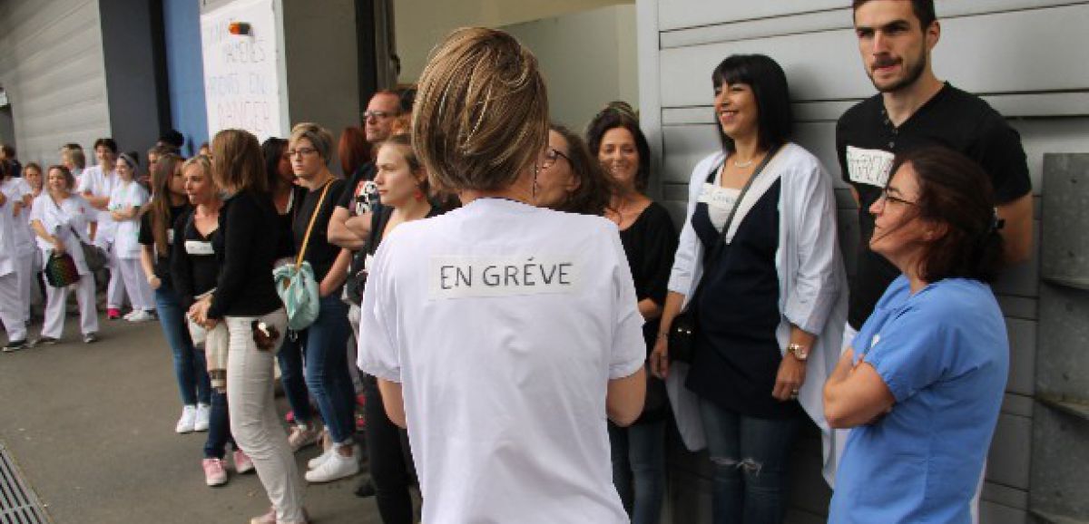 Laval. Laval : 50 salariés de l'hôpital débrayent devant les urgences