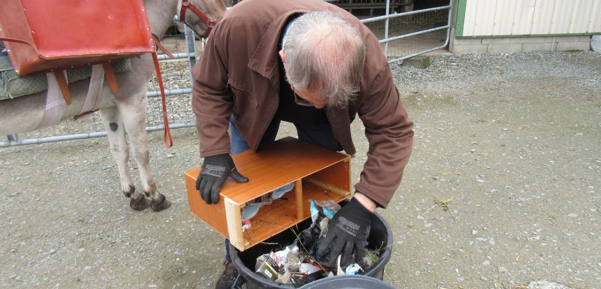 Villaines-la-Juhel. Nord-Mayenne : Jean-Luc sillonne les sentiers pour collecter les déchets avec son âne