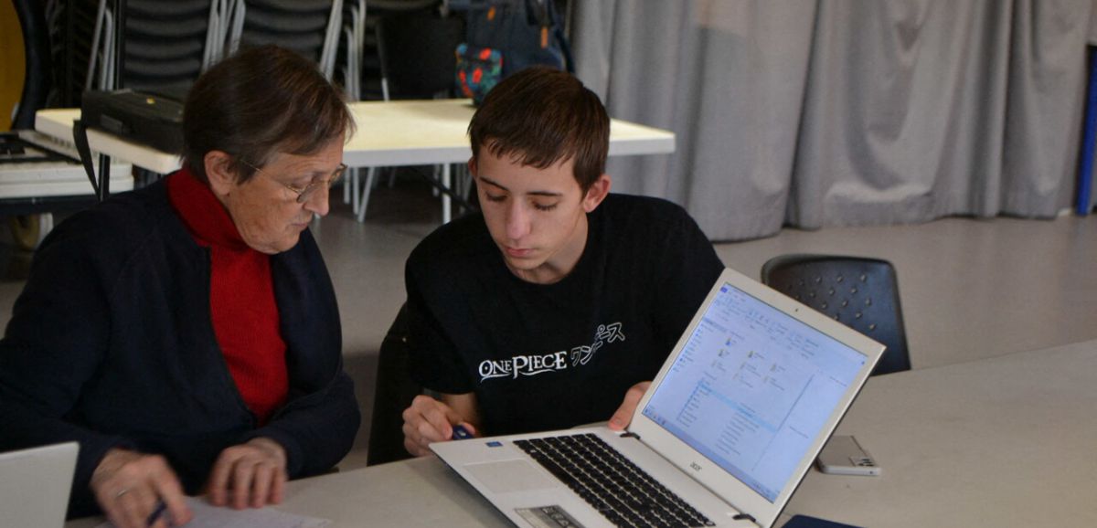 Mayenne. A Mayenne, ces lycéens animent un atelier numérique pour les seniors