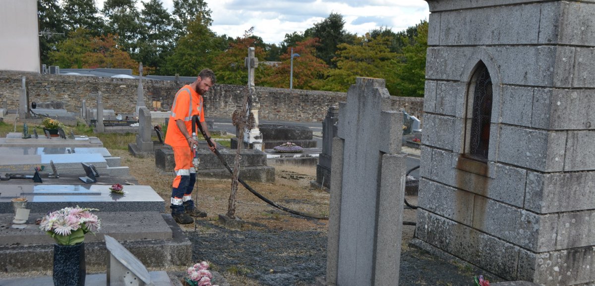 Mayenne. La municipalité teste l'hydromulching, une technique écologique pour engazonner le cimetière pour la Toussaint