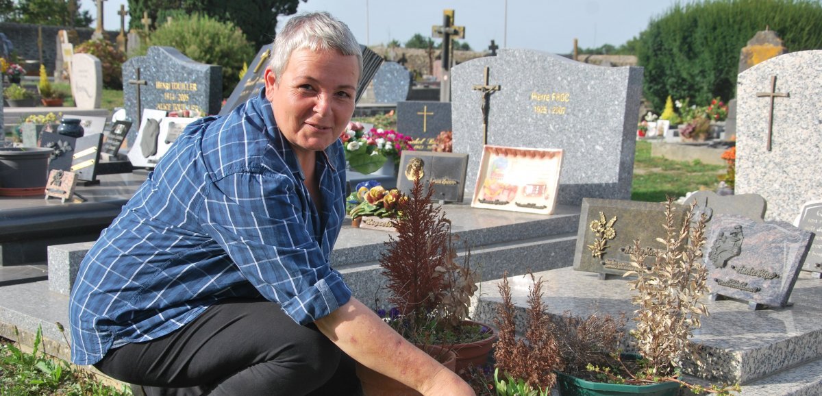 En Mayenne. Flore Dubois entretient les sépultures