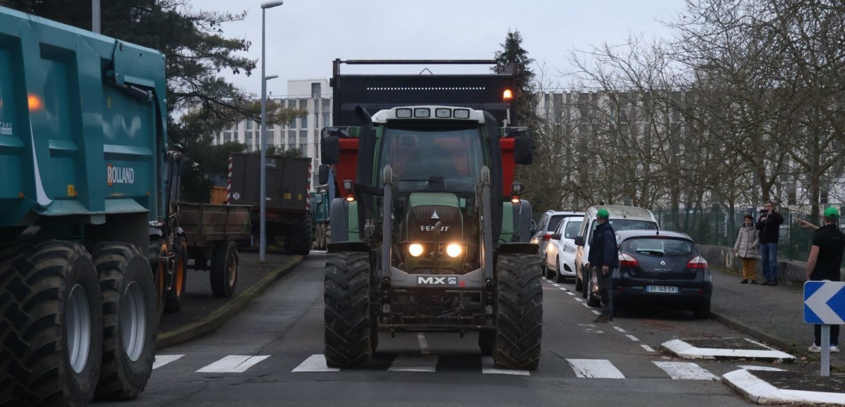 Manifestation des agriculteurs en Mayenne. Les premiers tracteurs arrivés au péage de Laval Ouest