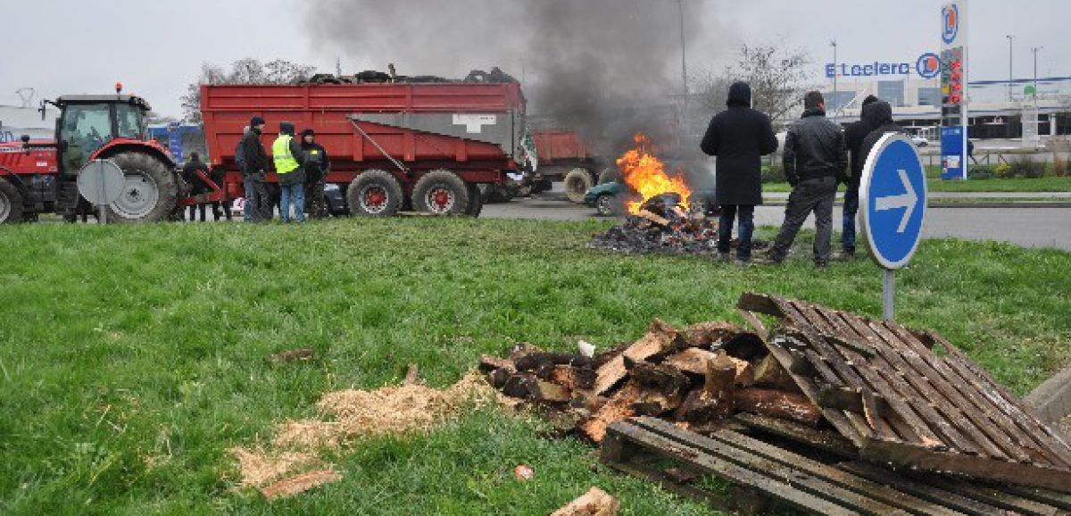 Laval. 70 agriculteurs bloquent le centre Leclerc de Saint-Berthevin