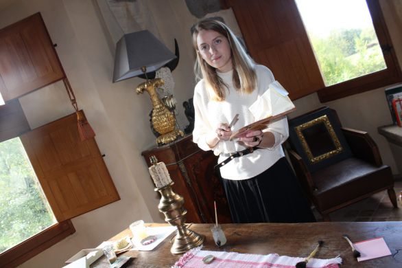 Mézangers. Mézangers : Lise Richardot a doré la chambre de la reine à Versailles