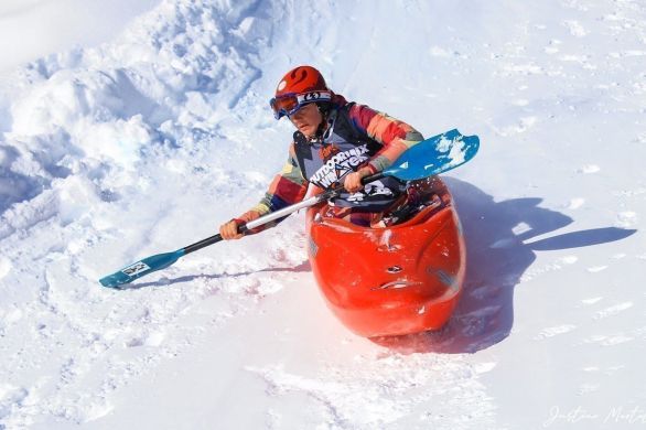 Laval. La Mayennaise Léa Grison descend les pentes enneigées avec son kayak