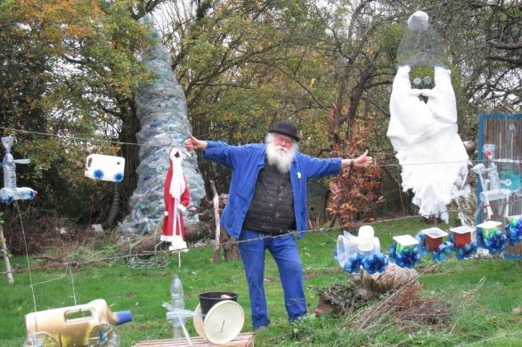 Gesvres. Nord-Mayenne : le Père Noël s'expose dans le jardin de Christian Poincheval