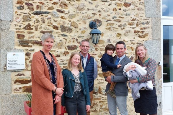 En Mayenne : seize ans après la dernière naissance dans ce village, Tayel est né