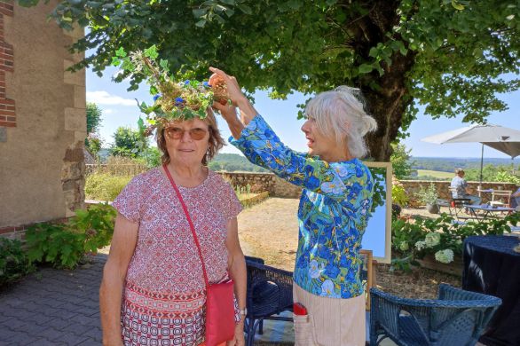 Sainte-Suzanne et Chammes. En Mayenne, Michelle Guérard fabrique des chapeaux végétaux