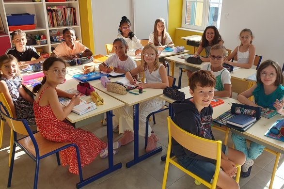 Rentrée scolaire en Mayenne. Pour ces écoliers, les mathématiques, le sport et les arts visuels s'apprendront en anglais