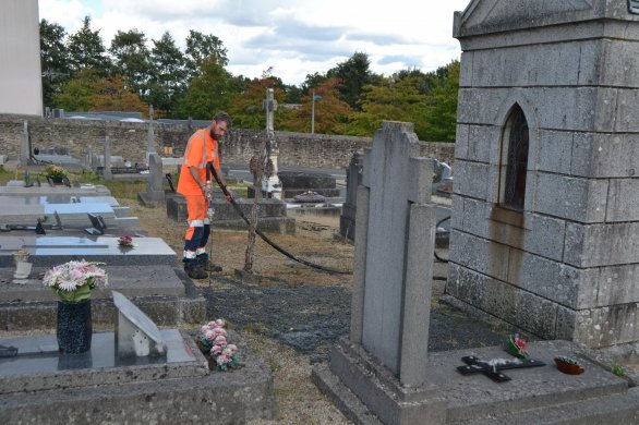 Mayenne. La municipalité teste l'hydromulching, une technique écologique pour engazonner le cimetière pour la Toussaint
