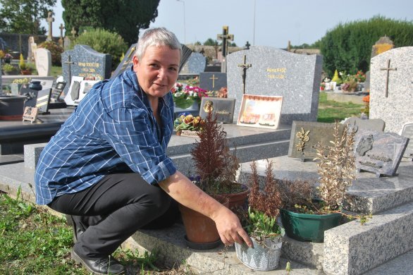 En Mayenne. Flore Dubois entretient les sépultures