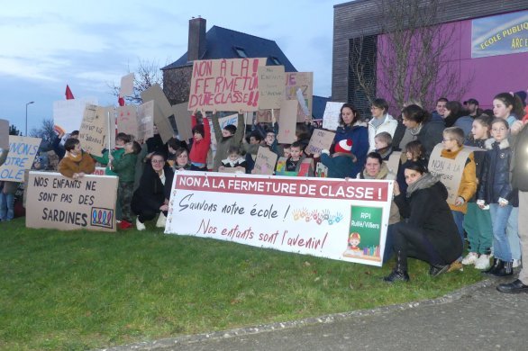 Ruillé-Froid-Fonds. "Nos enfants ne sont pas des sardines !" : une centaine de personnes mobilisées contre la fermeture d'une classe