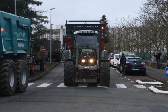 Manifestation des agriculteurs en Mayenne. Les premiers tracteurs arrivés au péage de Laval Ouest