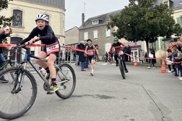 [Photos]. Les enfants ont fait le spectacle pour le Bike & run du Château de Mayenne