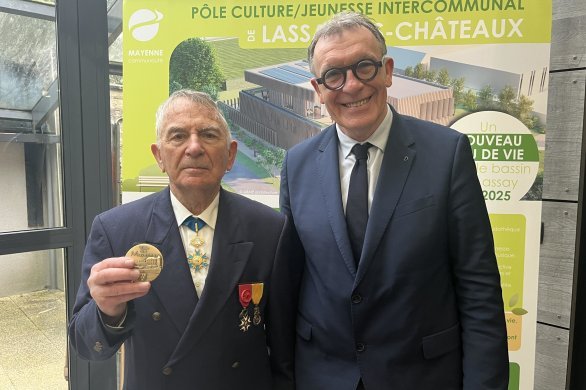 Mayenne. Claude Montaufray a reçu une médaille de la ville