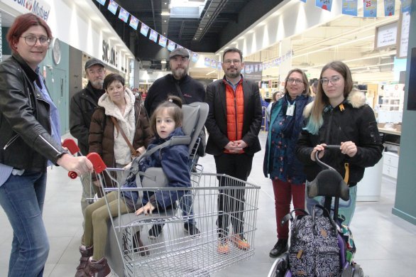 Evron. "On va tester de suite !" : ce magasin a créé un système inédit pour faire des courses avec un enfant en situation de handicap