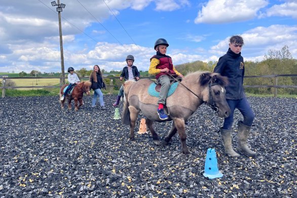 Mayenne. Avec chevaux et poneys, des étudiantes sensibilisent des enfants au handicap