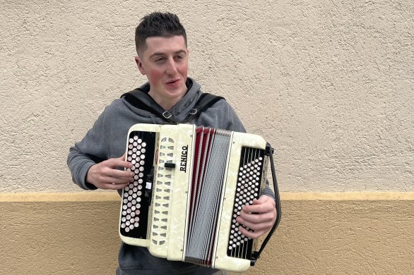Aron. Kévin Guiardière, un accordéoniste "né à la mauvaise époque"
