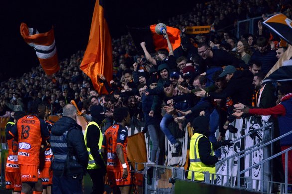 Stade lavallois. "Hématomes au visage", "saignements apparents" : des supporters accusent un agent de sécurité d'agression lors du match face à Troyes