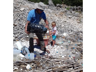 La famille de Chavagnac a ramassé des déchets sur les plages qui bordent la Méditerranée.