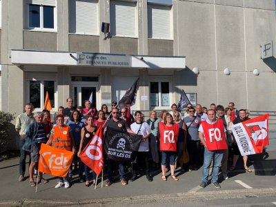 Mobilisation devant le centre des impôts de Mayenne, lundi 16 septembre.