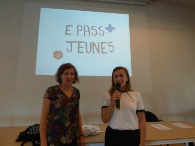 Elise Abiven, documentaliste au lycée Don Bosco, a présenté le E.pass jeunes et le E.pass santé aux 250 élèves de seconde et de CAP1.