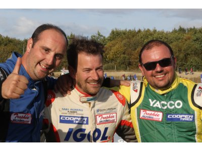 Le podium des supercars : Vignon (2e), Peu (1er et champion de France) et Olivier (3e).