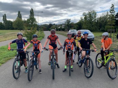 Tous les mercredis, Pierre Monceaux accompagne les jeunes pousses de l’Etoile cycliste de Mayenne.