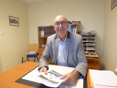 Ingénieur agricole en retraite, Gérard Brodin, 65 ans, est élu depuis 1995. Il a effectué 2 mandats d’adjoint avec Bruno Denis et 2 de maire. Il partage son temps entre la mairie, la communauté de communes et le conseil départemental.