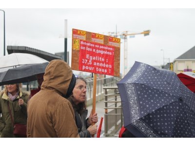 Mardi 14 janvier 2020, à Laval (Mayenne), près de 200 manifestants ont bravé la tempête pour se réunir devant la gare. Ils réclament le retrait de la réforme des retraites.