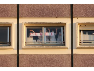 Des banderoles ont été accrochées sur les fenêtres.