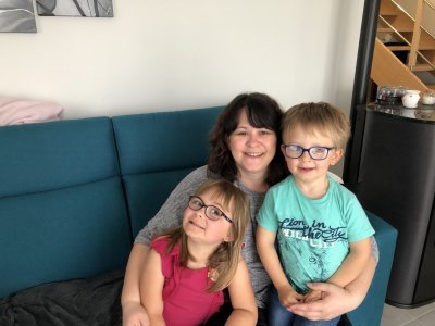 Aurélie avec ses enfants Manon et Maxence.