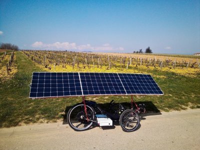Un vélo couché solaire sans chaîne