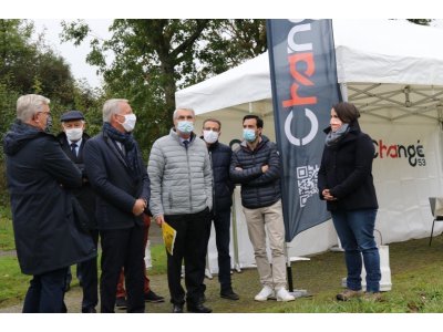 Les élus et techniciens lors du lancement des travaux de la frayère de Changé.