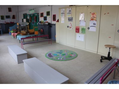 La salle de motricité a été transformée en salle de classe pour les plus petits.