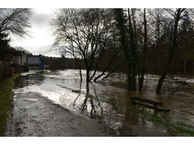 Le halage est sous les eaux à Mayenne.