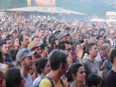 Difficile de rester assis devant les scènes du festival Au Foin de la Rue.