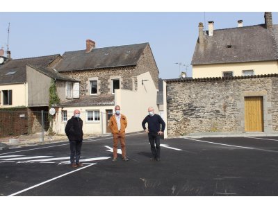 Les élus devant la maison qui va être aménagée en logements.