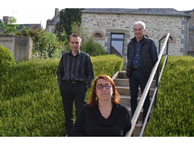 Cécile Allanic, directrice des affaires culturelles de Mayenne communauté, Tony Bonnet, vice-président de Mayenne communauté en charge de la culture, et Jean Raillard, maire de Lassay-les-Châteaux.