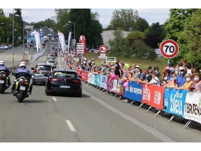 Le boulevard Montmorency est noir de monde pour cette arrivée des Boucles de la Mayenne.