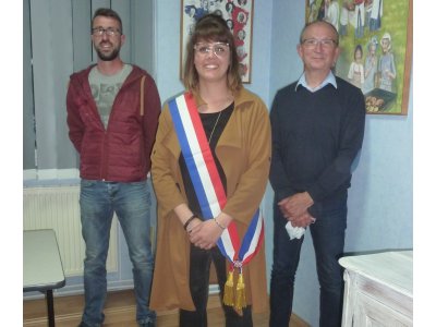 Amélie Betton, la nouvelle maire de Saint-Aubin-Fosse-Louvain, entourée de ses deux adjoints Florian Soyer et Jean-Pierre Loisel.