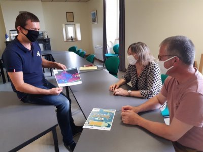 Nicolas Devilly, le directeur de la commission EnerJCE présente une vue thermographique aux élus de Montigné-le-Brillant et Ahuillé, Christelle Planchenault et Sébastien Destais.