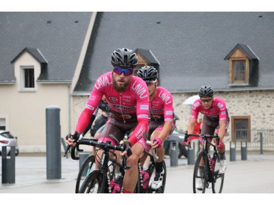 Célestin Guillon, Maxime Dransart et Valentin Guillaud étaient dans le groupe de tête composé de huit coureurs.