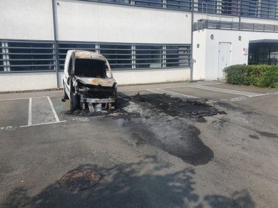 Des véhicules ont été incendiés sur le parking du Centre départemental de la solidarité à Laval. - Thomas Blond