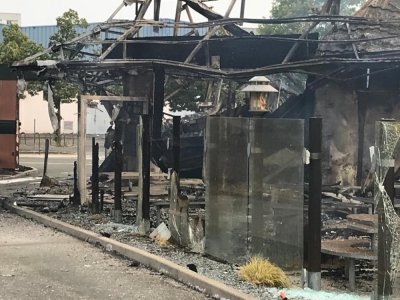 Le McDonald's a été complètement détruit par un incendie dans la nuit du mercredi 28 au jeudi 29 juin, quartier Saint-Nicolas à Laval.