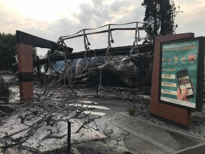 Le McDonald's situé à côté du Palindrome, à Laval, a été incendié dans la nuit du mardi 28 au mercredi 29 juin.