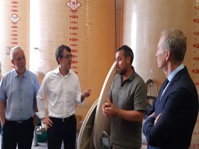 Denis Rouland et les conseillers régionaux devant les cuves de fermentation naturelle. - Fred Martin