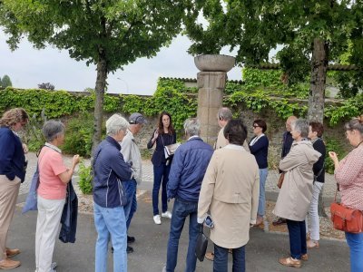 Julie Malvielle devant la colonne de pierre à l'entrée du cimetière - JB