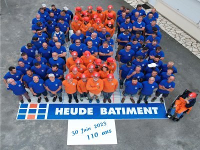 Le logo de l'entreprise formé par les salariés, avec Marie-Ange Heude (premier plan à droite). - HB