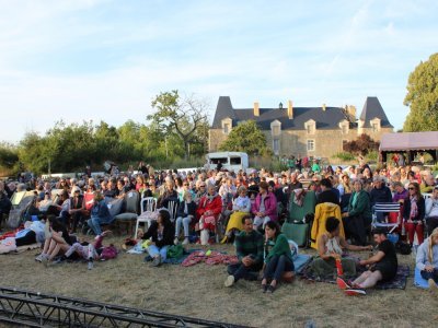 Bien avant le début du spectacle le public de tout âge se presse dans la cour du château